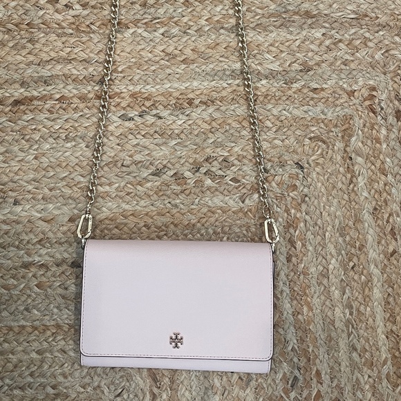 TORY BURCH *USED ONCE* Emerson Chain wallet crossbody in pink & gold hardware - Picture 2 of 12